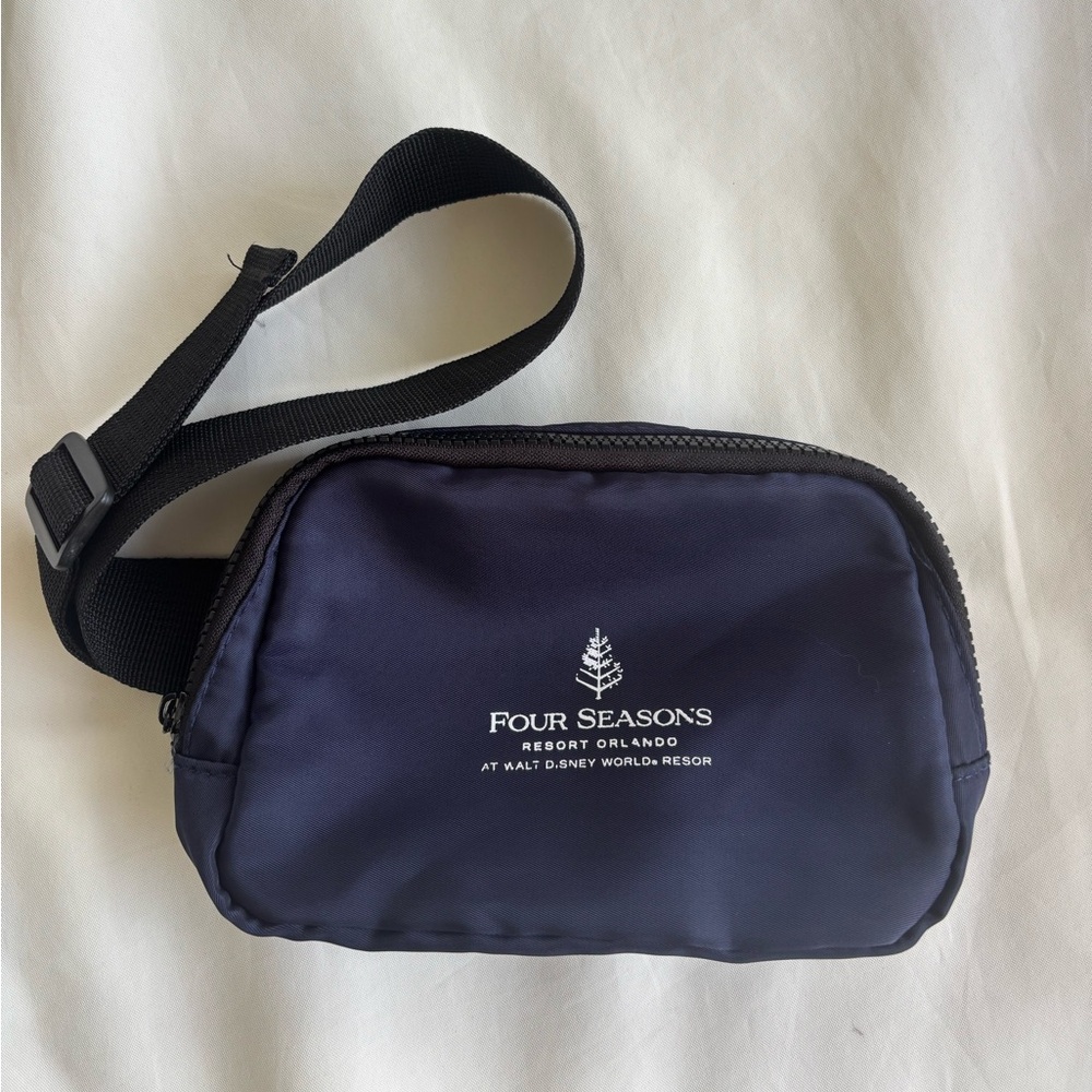 Four seasons belt bag blue